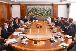 国家发改委主任会见苹果CEO库克