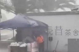 贵州遵义遇暴雨冰雹 街上冰雹流成河