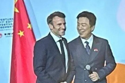 马克龙与黄渤同台亮相互动频频