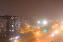 沙尘暴趁夜入京:口罩挡不住行人吃土