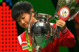 孙颖莎躺地上庆祝