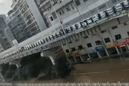 四川达州拉响防洪警报 居民撤离