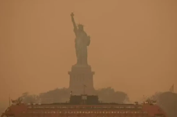 雾霾笼罩纽约 自由女神像被“吞没”