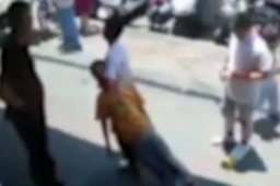 男孩遭同学紧勒脖拖行，警方：嬉闹