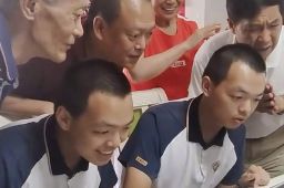 同校同班双胞胎高考同获688分