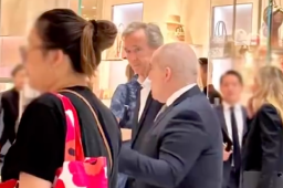 LV总裁带儿女现身北京巡店