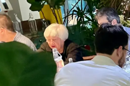 耶伦抵京第一餐吃了云南菜见手青
