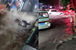 西安暴雨 多辆电动车被冲走