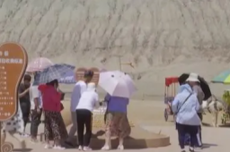 吐鲁番火焰山地表温度超80℃
