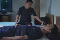 杨洋这么睡不累吗