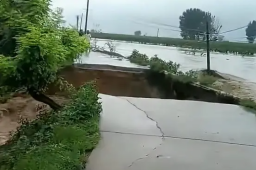 河北一村庄河堤决堤 当地用罐车堵口