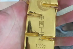 男子把买房送的1000克黄金卖了45万