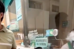 男子在医院问询时遭工作人员嘲讽