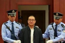 受贿百套房医院院长庭审画面曝光
