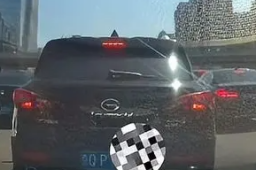 乘客等红灯时情绪崩溃大声尖叫