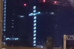 瓦格纳中心大楼亮起十字架