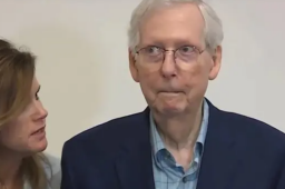 81岁美共和党领袖发言时突然僵住