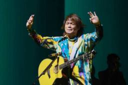 伍佰演唱会麦克风都不拿了