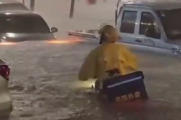 深圳外卖小哥暴雨中艰难前行
