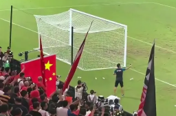 中国球迷为叙利亚男足欢呼