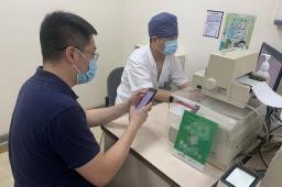 35岁小伙太爱喝饮料致双目失明
