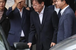 李在明拄拐杖出庭受审 面色憔悴