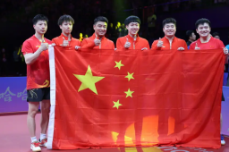 国乒男团夺冠后和五星红旗同框