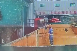 青岛啤酒工人被曝在原料仓小便
