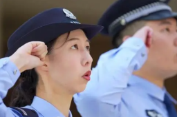 替同学挡8刀的女孩成了人民警察