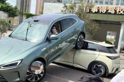 问界M5撞后车 余承东：客户误踩油门