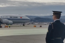 美方多位高官在机场迎接习近平
