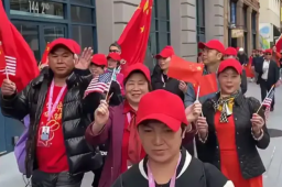 华人华侨在旧金山组成欢迎人群