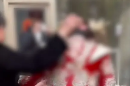 新娘夫妻对拜时被一女子用力按头