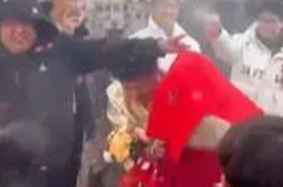 新娘遭婚闹大姨一把推开扫兴小伙