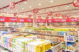 这家百亿零食巨头向同行宣战