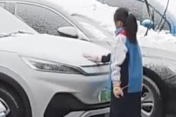 女孩雪后为车主擦去不雅留言