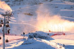 男子滑雪滑到边境线被雪场拉黑