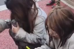 两女生从新余火灾中逃生 全身被熏黑