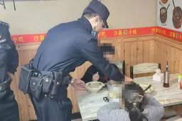 单亲爸爸跑车深夜未归 兄妹饿得报警