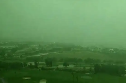 狂风暴雨袭击 迪拜天空一秒变绿