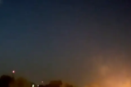 伊朗防空系统启动：夜色中拦截导弹